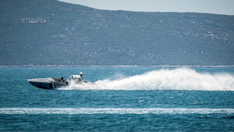 Βλάβη σε ιστιοφόρο σκάφος με τρεις μετανάστες νότια της Σαντορίνης