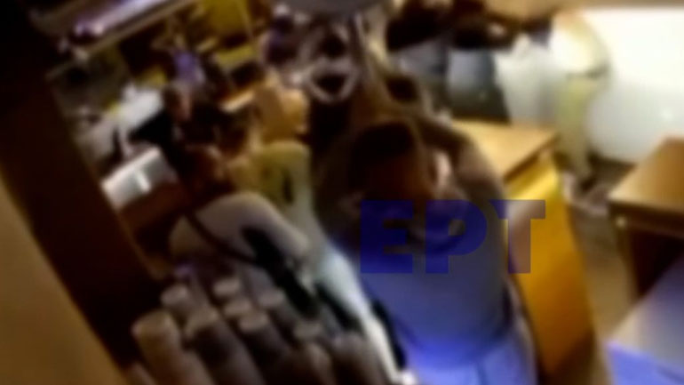 Άγρια συμπλοκή οπαδών σε καφετέρια στο κέντρο της Αθήνας