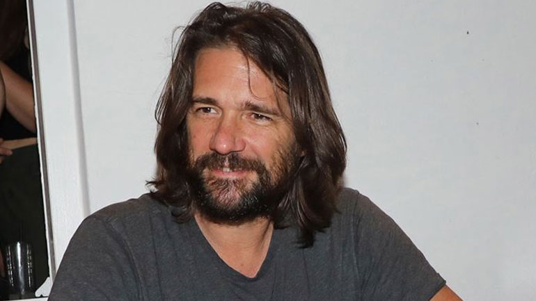 Βλάσσης Χολέβας για Μαρίνα Πατούλη: «Εσείς δεν φιλάτε τις φίλες σας;»