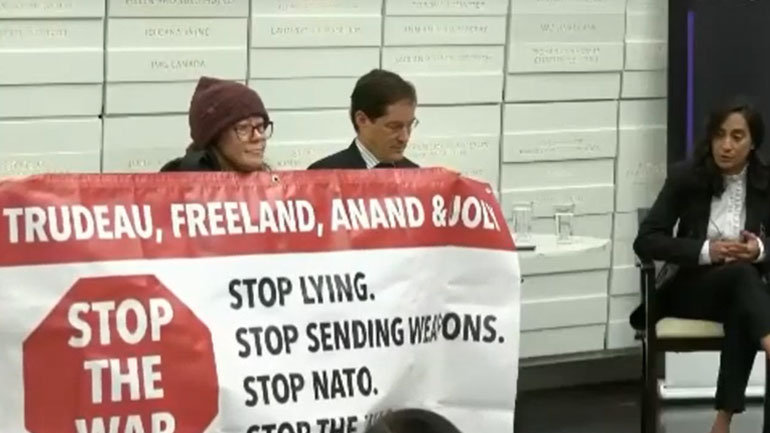 Καναδάς: Ακτιβίστρια διέκοψε την υπουργό Άμυνας ζητώντας να σταματήσει η αποστολή όπλων στην Ουκρανία