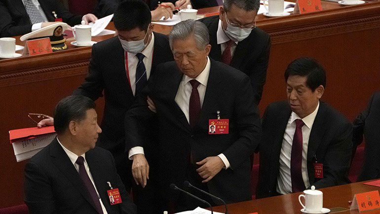 Κίνα: Η εξήγηση που έδωσαν τα κρατικά ΜΜΕ για την απομάκρυνση του πρώην προέδρου πριν την λήξη του συνεδρίου του ΚΚΚ
