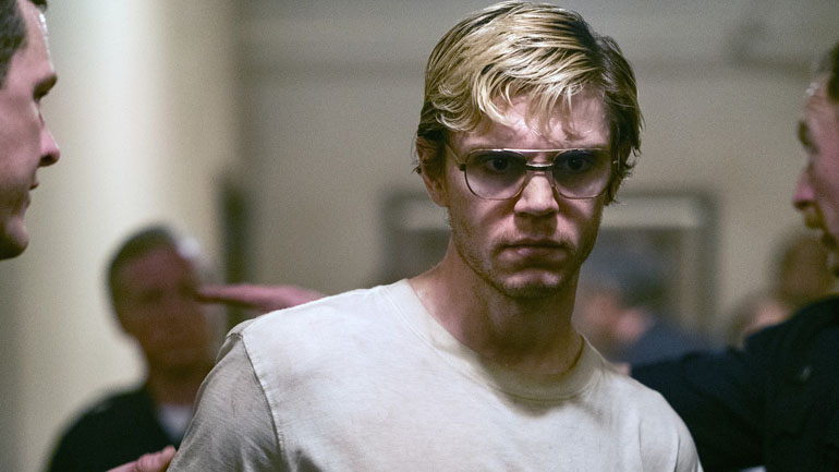 Jeffrey Dahmer: Μήνυση από τον πατέρα του κατά του Netflix