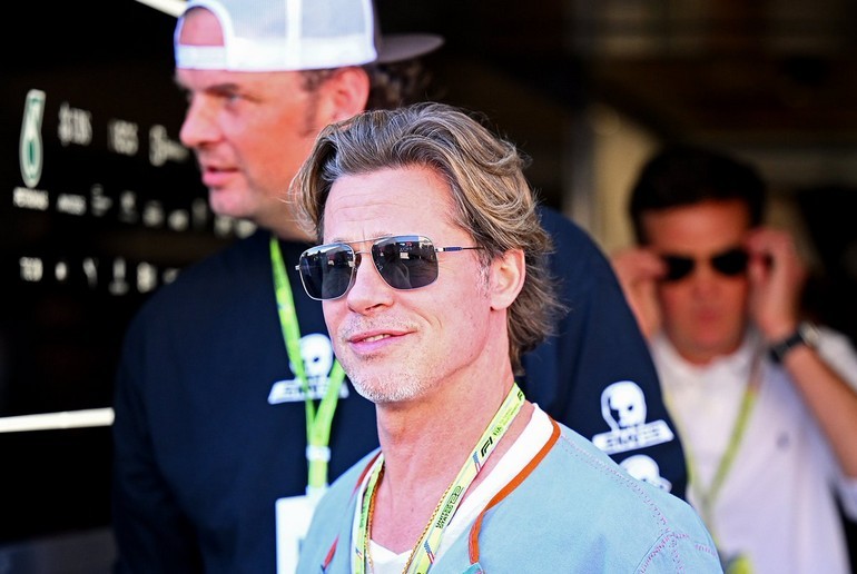   Στα δοκιμαστικά του Σαββάτου τους πιλότους των δύο Aston Martin επισκέφθηκε ο Brad Pitt