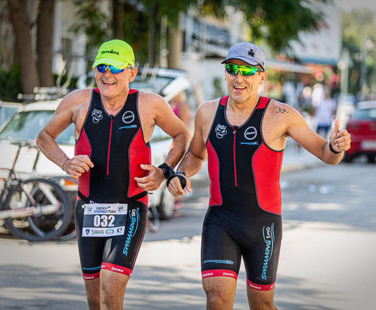 Ο Έλληνας αθλητής Χρήστος Κορομηλάς αριστερά, με τον συναθλητή του στο δρομικό αγώνισμα