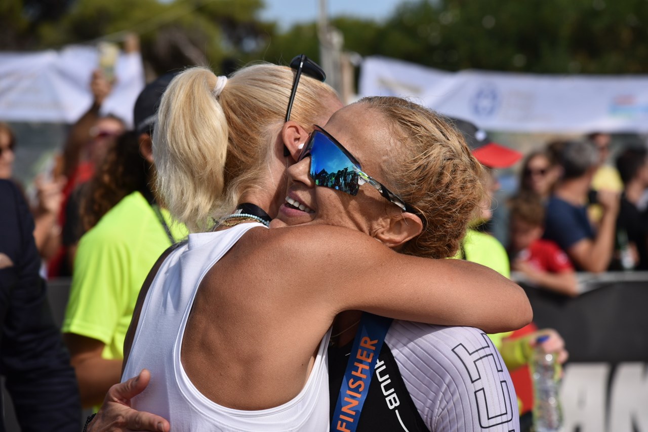 Και μια δυνατή αγκαλιά μετά το φινάλε...