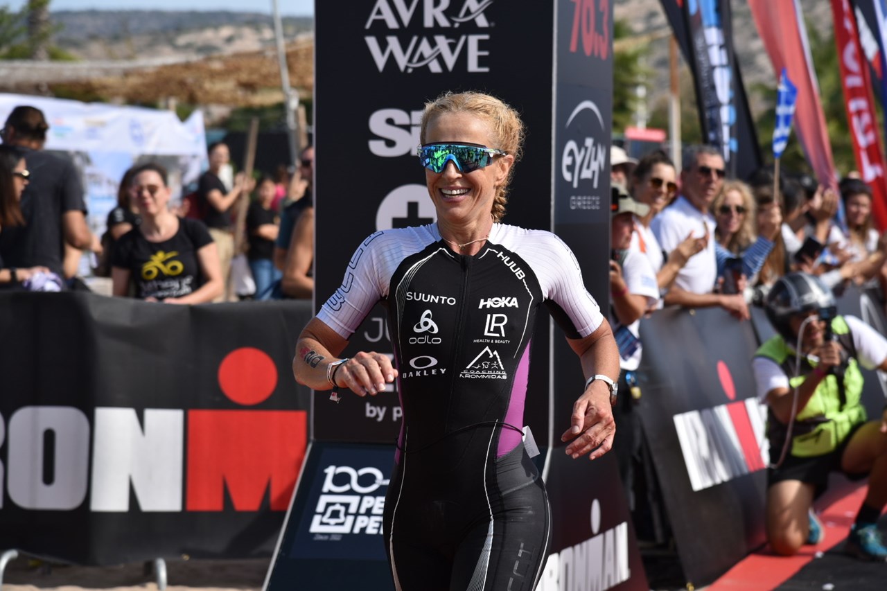 Χαμογελαστή παρά την κούραση από τον επίπονο αγώνα η Νάντια Σιτζανάκη μετά τον τερματισμό της