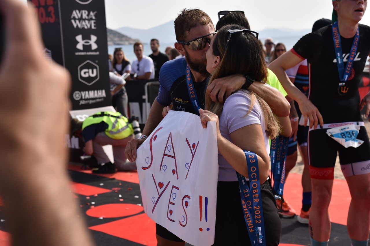 Όπως αντιλαμβάνεστε το κορίτσι το είπε το ναι...