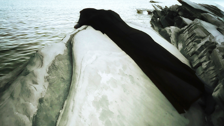 «Κλωστές»: Σε όσους χάθηκαν στη θάλασσα και δεν κατάφεραν να σωθούν