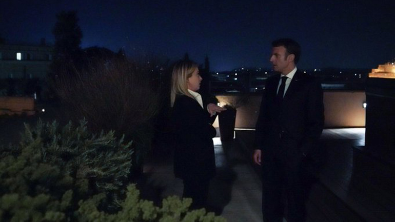 Ο Μακρόν δεσμεύθηκε να συνεργασθεί με τη Μελόνι