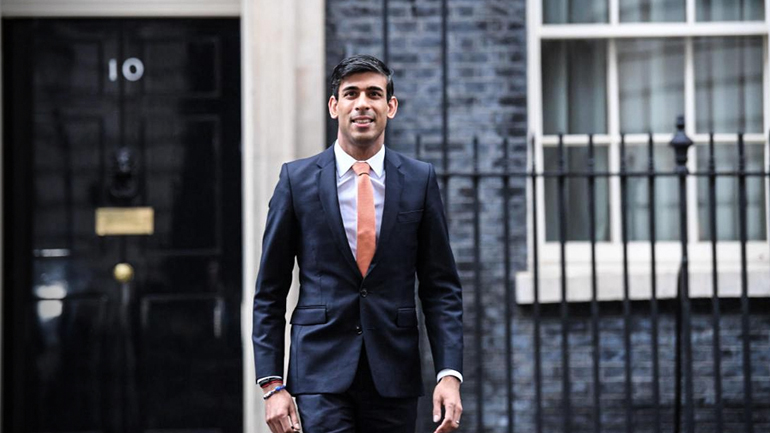 Στην είσοδο της Ντάουνινγκ Στρίτ ο Ρίσι Σούνακ