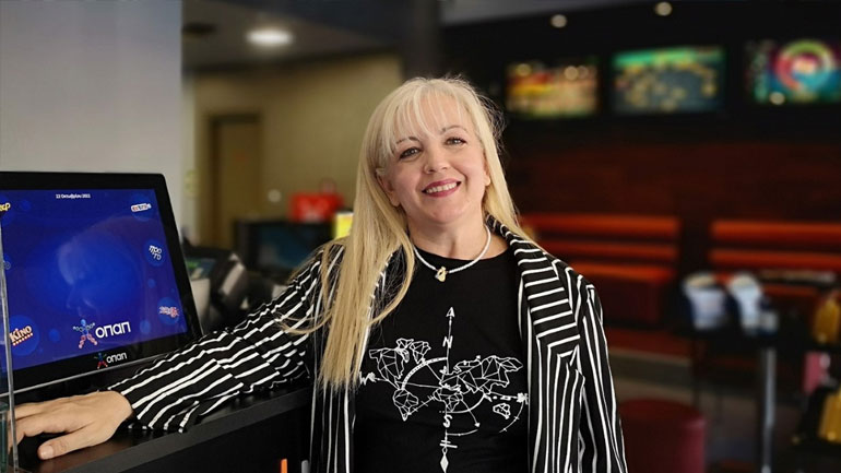 Η Ιωάννα Δημητρίου, υπεύθυνη καταστήματος ΟΠΑΠ στον Άλιμο