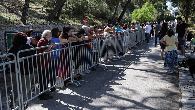 «Πάντα μαζί στους Αγίους Ισιδώρους» – Η απάντηση του «θαυματοποιού» ιερέα στο τελεσίγραφο του Ιερώνυμου