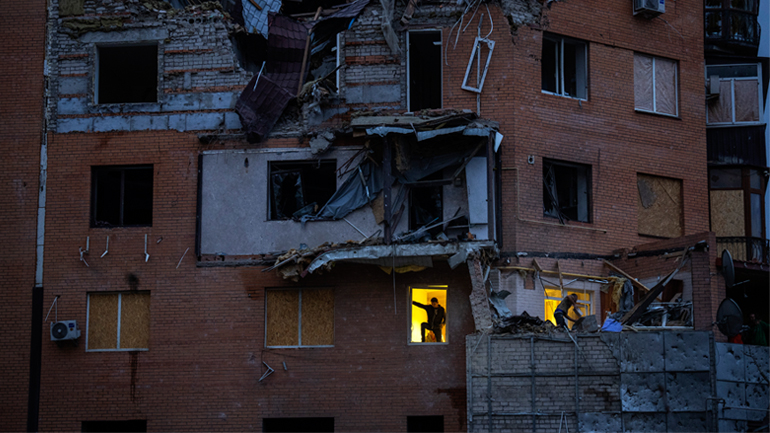 Οι Ρωσικές δυνάμεις έπληξαν κατοικίες, εκκενώνουν τη Χερσώνα και προειδοποιούν για κλιμάκωση