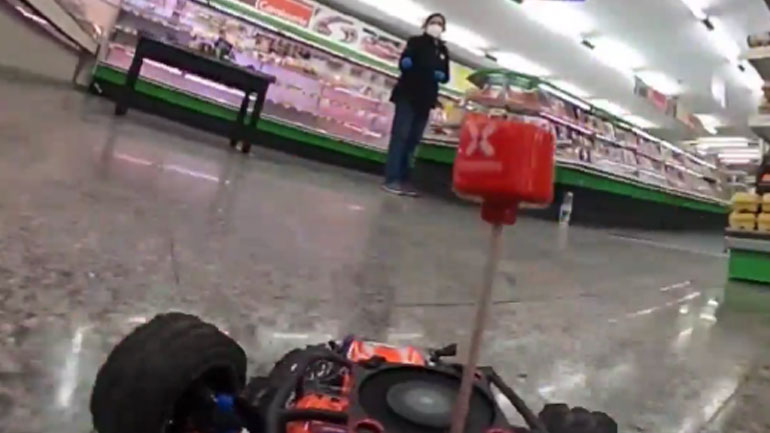 Τηλεκατευθυνόμενο αυτοκίνητο φέρνει πανικό σε super market