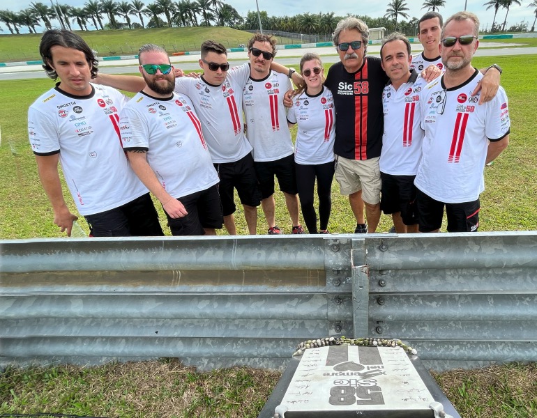 Με τα μέλη της ομάδας Sic58 στην 11η στροφή της πίστας 
