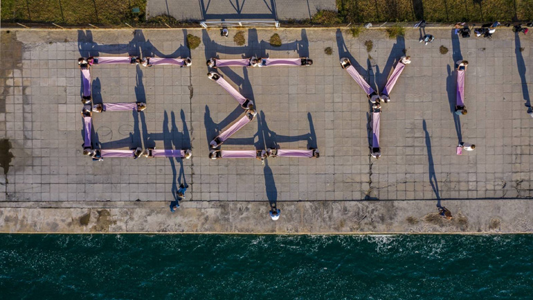 Η ξεχωριστή φωτογράφιση από drone για την Παγκόσμια Ημέρα κατά του Καρκίνου του Μαστού