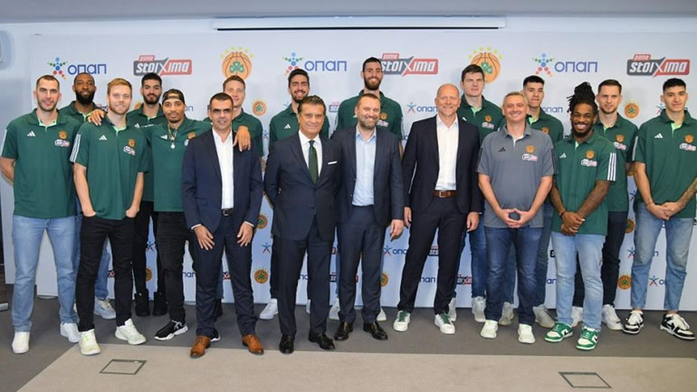 Φώτης Ζησιμόπουλος, Chief Product Officer ΟΠΑΠ, Βασίλης Παρθενόπουλος, Πρόεδρος ΚΑΕ Παναθηναϊκός, Γιάννης Ρόκκας, Chief Marketing Officer ΟΠΑΠ, Γιαν Κάρας, Διευθύνων Σύμβουλος ΟΠΑΠ, Ντέγιαν Ράντονιτς, Προπονητής ΚΑΕ Παναθηναϊκός, με την ομάδα της ΚΑΕ Παναθηναϊκός