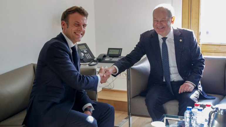 Μακρόν και Σολτς αποπειρώνται να συνεφέρουν τη γαλλογερμανική μηχανή της ΕΕ