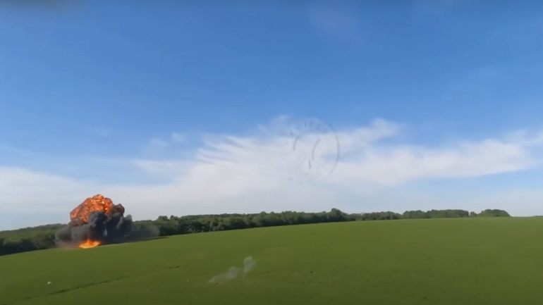 Ρώσος πιλότος εκτινάσσεται από ένα SU-25 