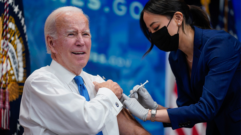 Ο πρόεδρος Τζο Μπάιντεν έκανε το επικαιροποιημένο εμβόλιο κατά της COVID