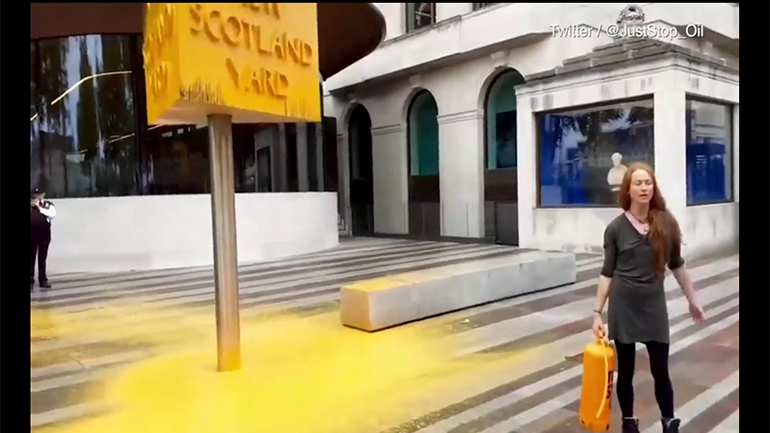 Λονδίνο: Aκτιβιστές ψέκασαν εκθέσεις αυτοκινήτων με πορτοκαλί μπογιά