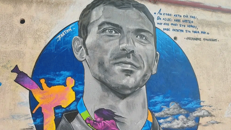 Γκράφιτι για τον αείμνηστο Ολυμπιονίκη Αλέξανδρο Νικολαΐδη στον τοίχο του κολυμβητηρίου του Βύρωνα