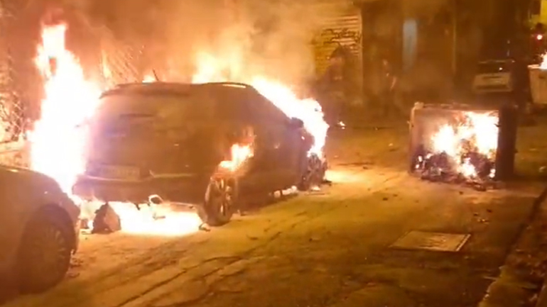 Ένταση στα Εξάρχεια – Κάηκε ένα αυτοκίνητο