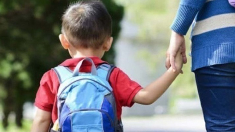 Διευθυντής σχολείου ζήτησε 50 ευρώ από μετανάστες για το στεφάνι που θα κατέθετε το παιδί τους