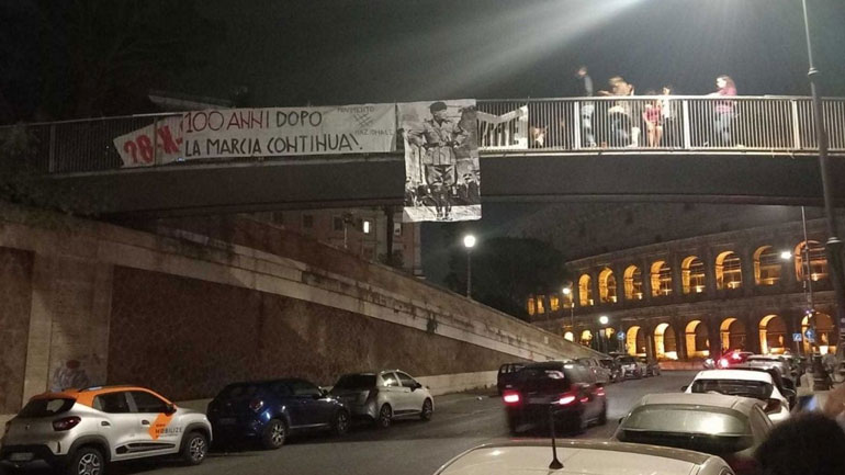 Ιταλία: Νεοφασίστες τοποθέτησαν φωτογραφία του Μπενίτο Μουσολίνι σε γέφυρα κοντά στο Κολοσσαίο