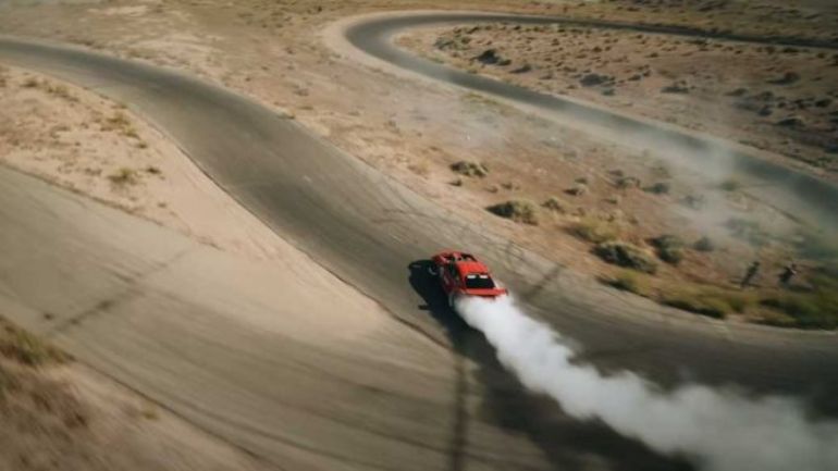 Καταπληκτικό drift αγωνιστικών αυτοκινήτων μέσα από τον φακό ενός fpv