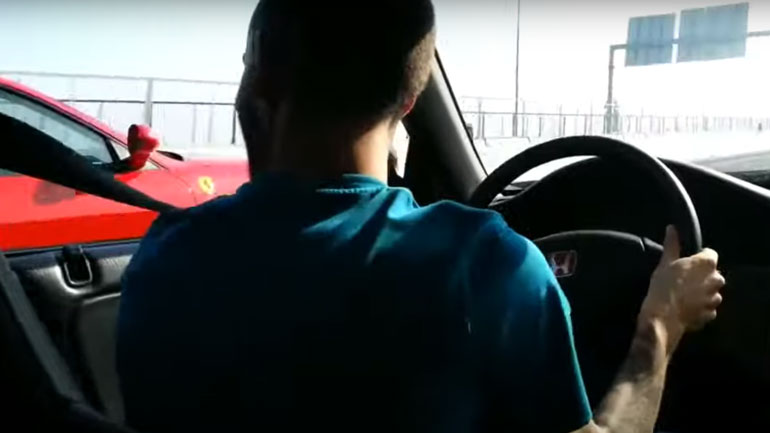 Honda Civic Turbo ταπεινώνει Ferrari και GT-R