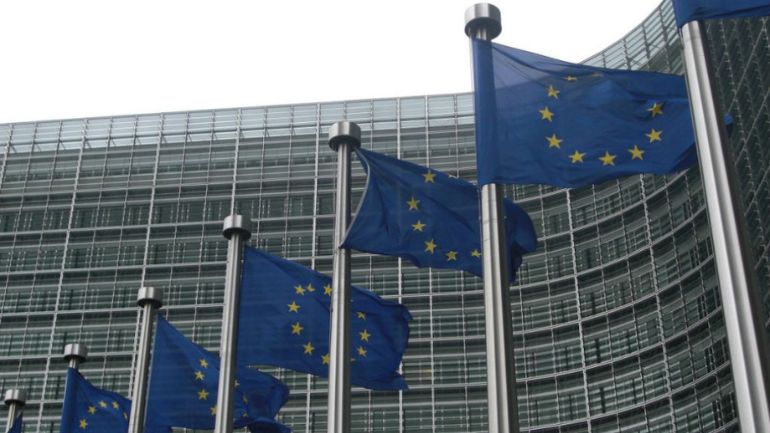 Κομισιόν: Χαιρετίζει τη συμφωνία που διασφαλίζει ταξινόμηση αυτοκινήτων με μηδενικές εκπομπές έως το 2035