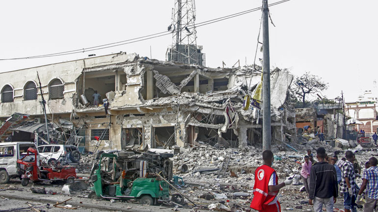 Σομαλία: Τουλάχιστον 100 νεκροί από τη διπλή βομβιστική επίθεση στο Μογκαντίσου Σομαλία: Τουλάχιστον 100 νεκροί από τη διπλή βομβιστική επίθεση στο Μογκαντίσου