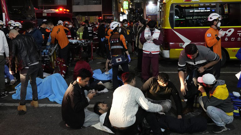 Νότια Κορέα: Διεθνείς ηγέτες απευθύνουν τα συλλυπητήριά τους για την πολύνεκρη τραγωδία από τον συνωστισμό