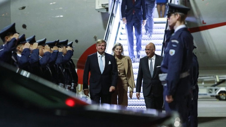 Στην Αθήνα το βασιλικό ζεύγος της Ολλανδίας – Τους υποδέχθηκε ο Ν. Δένδιας