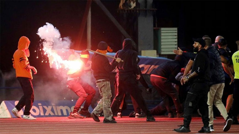 Κύπρος: Σοβαρά επεισόδια στο Απόλλων Λεμεσού-ΑΠΟΕΛ – Στο νοσοκομείο οπαδός που του γύρισε η γλώσσα!