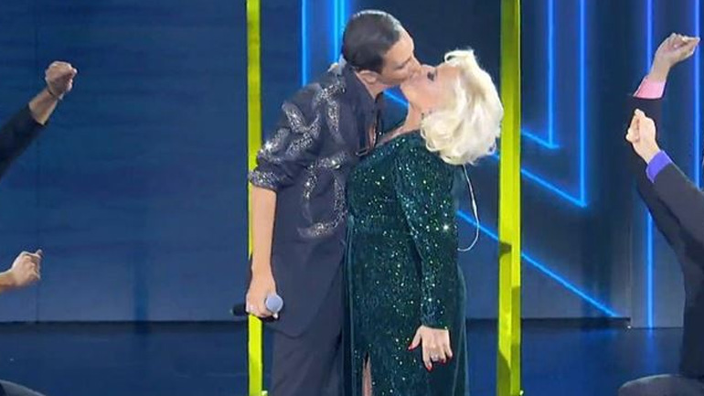 J2US: Μπέσσυ Αργυράκη-Τόλης Παπαδημητρίου – Το απρόσμενο φιλί επί σκηνής