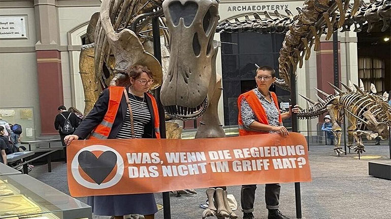 Διαμαρτυρία ακτιβιστών για το κλίμα σε έκθεση δεινοσαύρων στο Μουσείο Φυσικής Ιστορίας του Βερολίνου