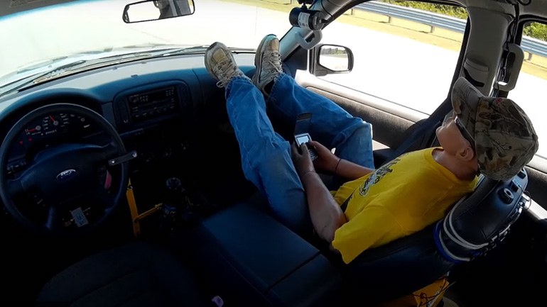 Crush test: Μην βάζετε τα πόδια σας στο ταμπλό