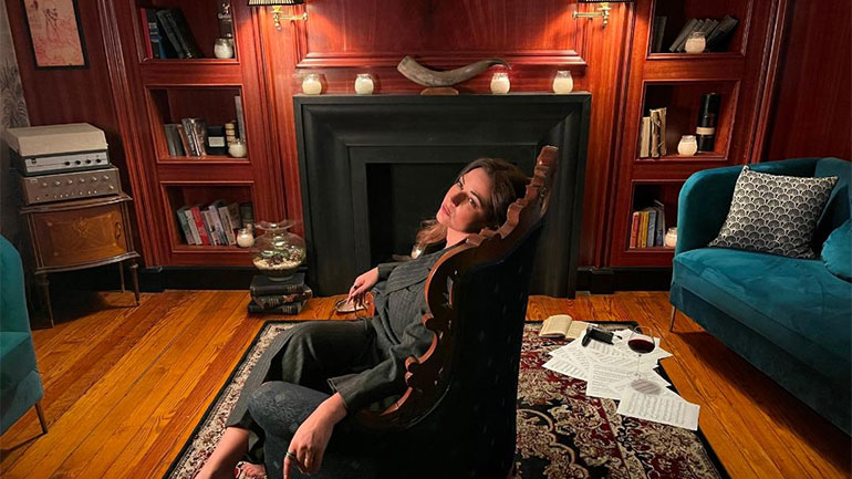 Η Χρύσπα στο στούντιο για το καινούργιο της τραγούδι