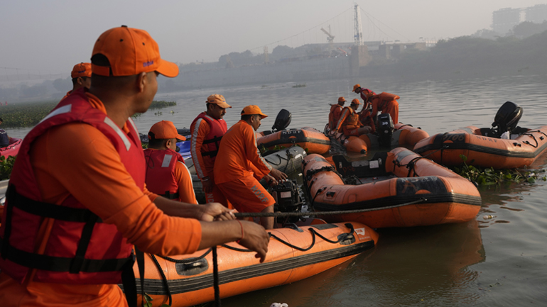 Κατάρρευση πεζογέφυρας στην Ινδία: Τουλάχιστον 135 νεκροί – Οι έρευνες συνεχίζονται για 3η ημέρα