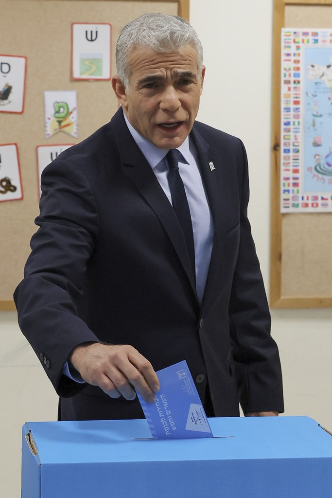 Ο νυν πρωθυπουργός του Ισραήλ Γιαΐρ Λαπίντ, ασκεί το εκλογικό του δικαίωμα