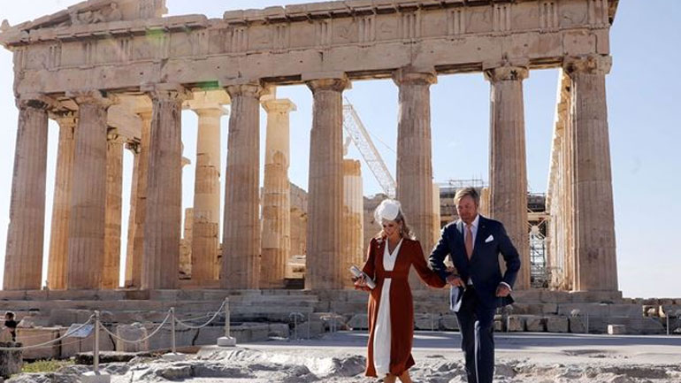 Βασίλισσα Maxima της Ολλανδιάς: Κομψή με two tone φόρεμα κατά την επίσκεψή της στην Ακρόπολη