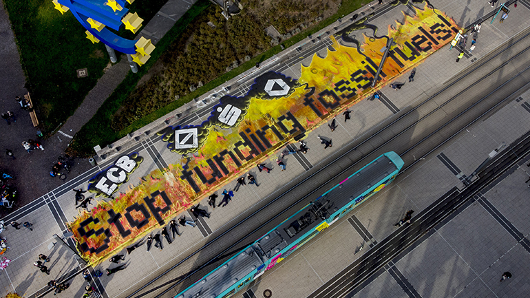 Βερολίνο: Ακτιβιστές για το κλίμα απέκλεισαν κεντρικούς δρόμους εμποδίζοντας ασθενοφόρο να φτάσει σε σημείο ατυχήματος