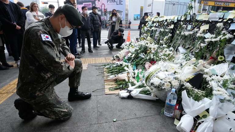 Εκατόμβη νεκρών στη Ν. Κορέα: Ο αρχηγός της αστυνομίας παραδέχεται ότι τα μέτρα ελέγχου του πλήθους ήταν ανεπαρκή