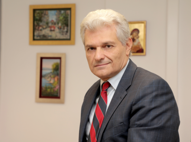 Γρηγόρης Τσιώτος, χειρουργός πεπτικού,  Διευθυντής Α' Χειρουργικής Κλινικής Νοσοκομείου Μητέρα-Υγεία