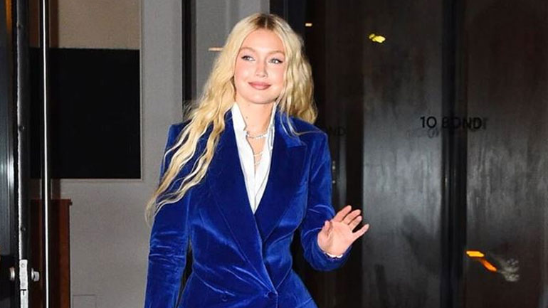 Gigi Hadid: Με total velvet look σε πρόσφατη βραδινή της έξοδο