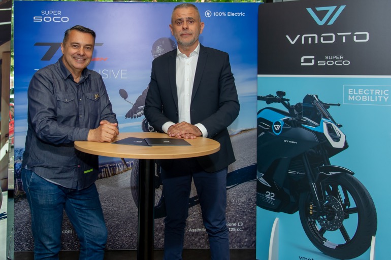 Ο απεσταλμένος μας με τον Graziano Milone Διευθύνοντα Σύμβουλο της V moto Super Soco