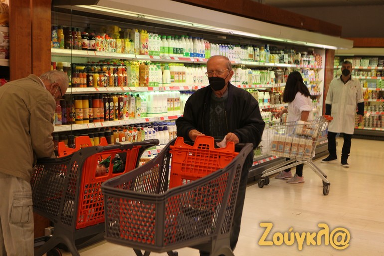 Πολίτες που έσπευσαν να ψωνίσουν σε σούπερ μάρκετ για τις προσφορές