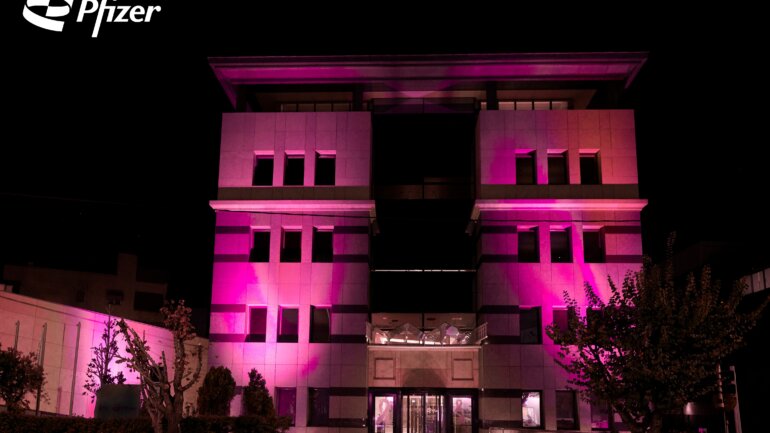 H Pfizer Hellas φωταγώγησε ροζ το κτήριό της για την Παγκόσμια Ημέρα κατά του Καρκίνου του Μαστού 